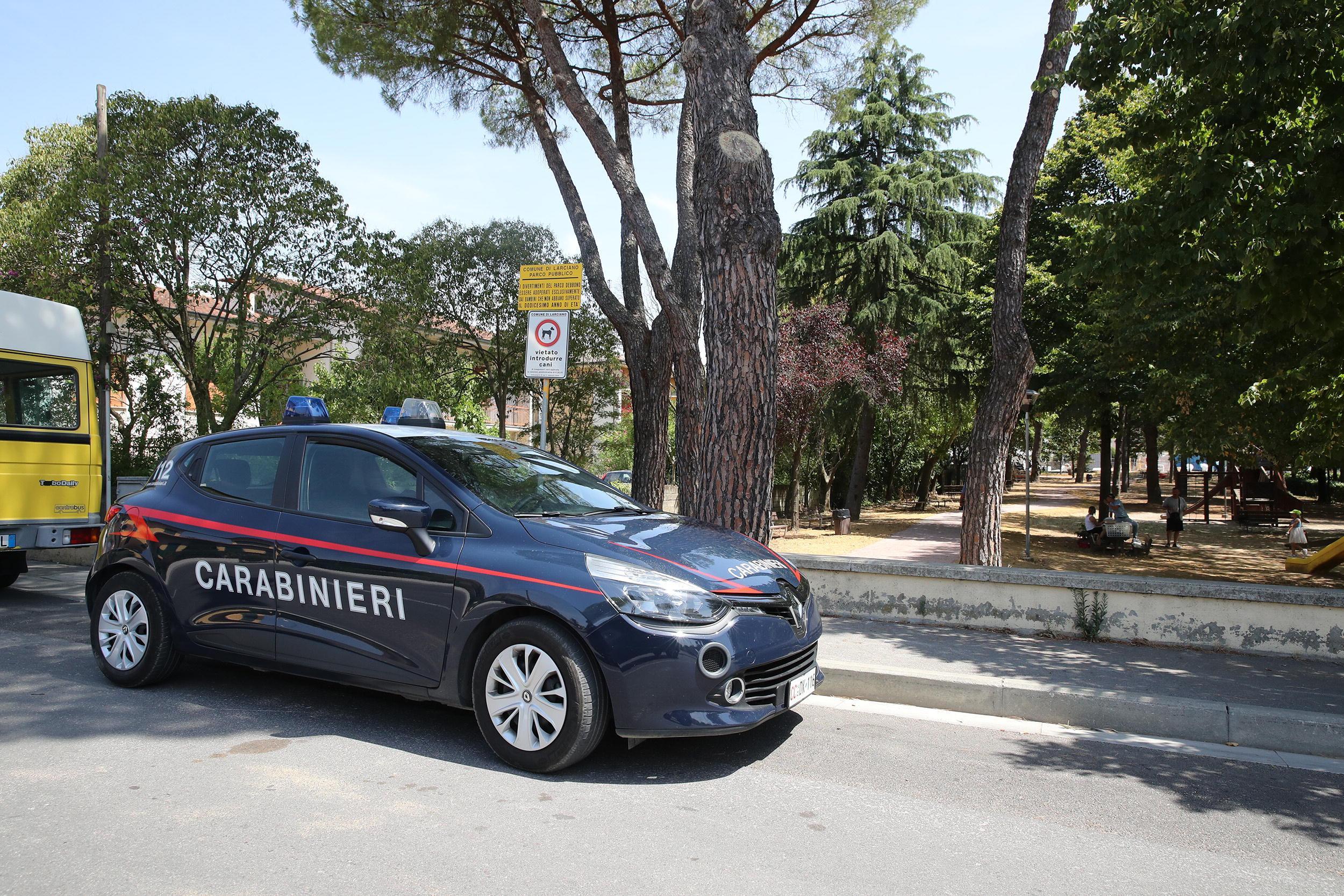 Vede i carabinieri e butta via l'hashish: arrestato lo stesso