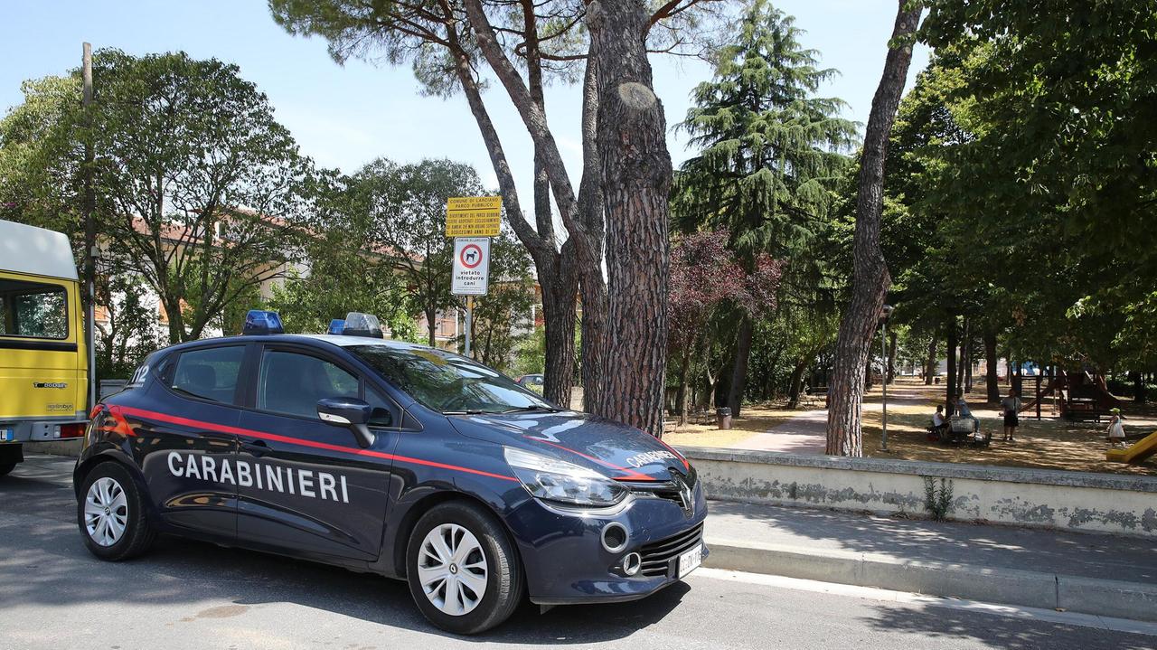 Vede i carabinieri e butta via l'hashish: arrestato lo stesso