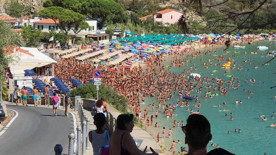 La festa sulla spiaggia di Cavoli (foto Gio' Di Stefano)