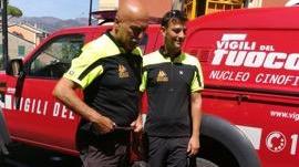 Luca Bacci con Terry e un collega vigile del fuoco