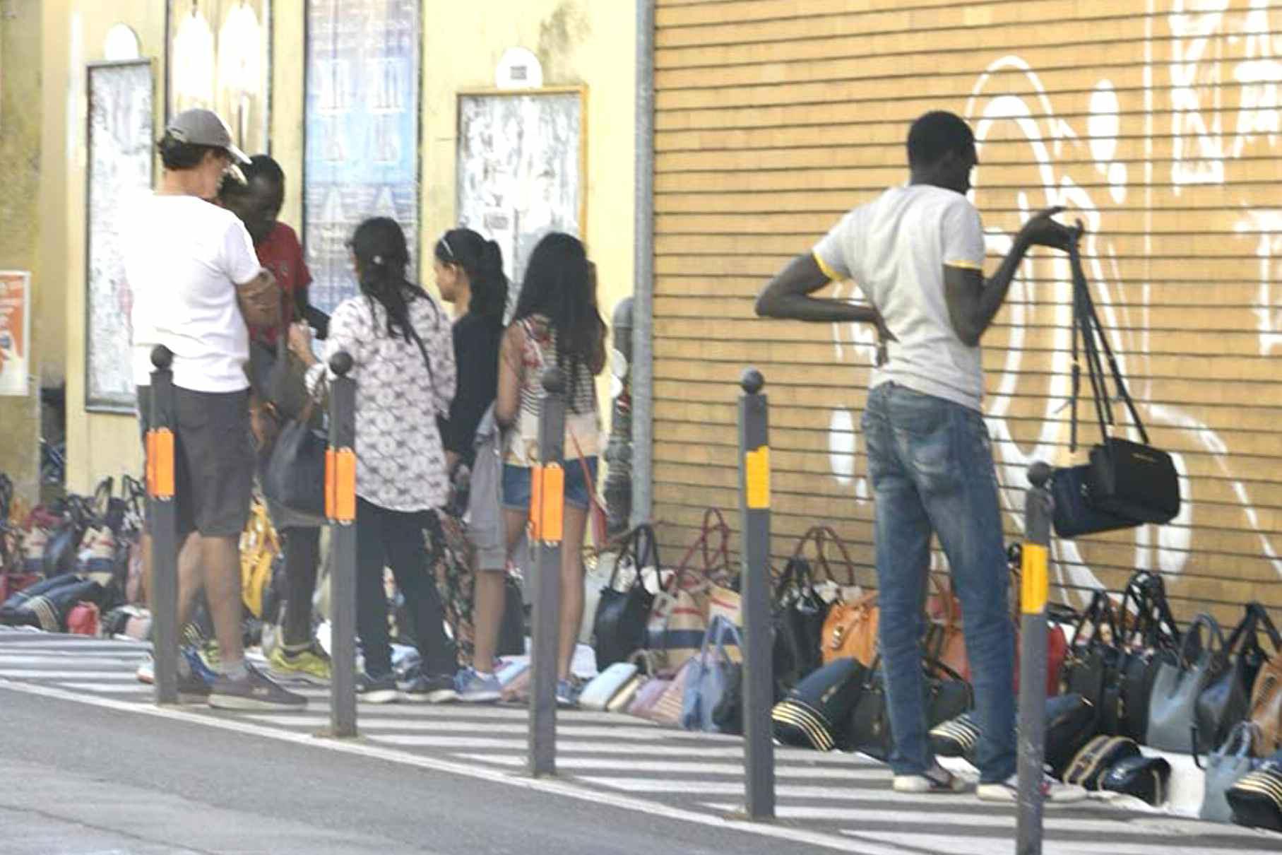 Abusivi, la prefettura: "Via subito alla stretta sui venditori"