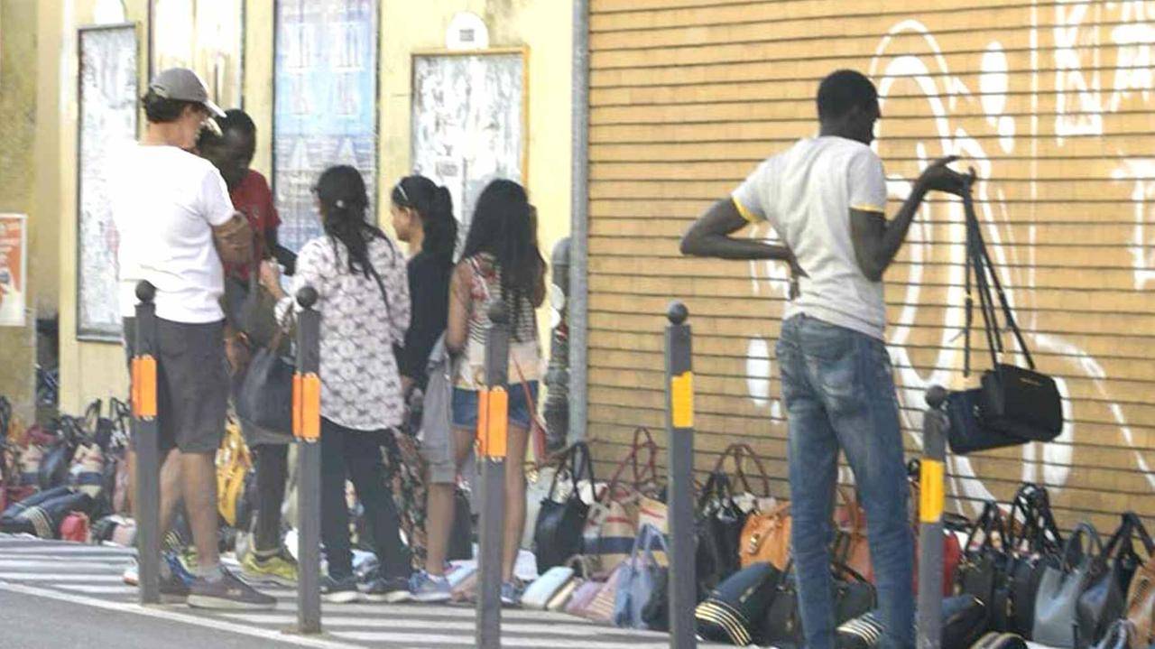 Abusivi, la prefettura: "Via subito alla stretta sui venditori"
