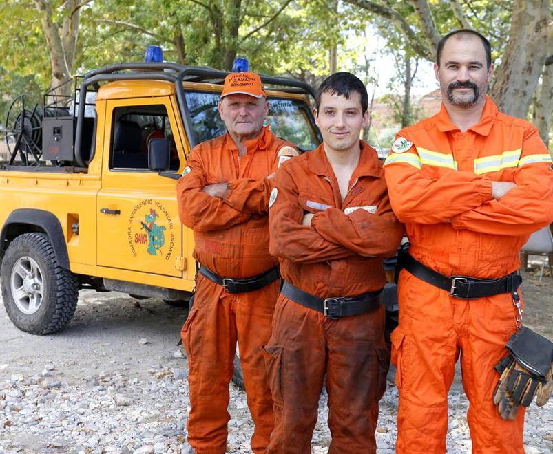 Da sinistra: Gianluca Lorenzi, Davide Lorenzi e Gabriele Salvadori, presidente del coordinamento dei volontari toscani antincendio boschivo (foto Muzzi)