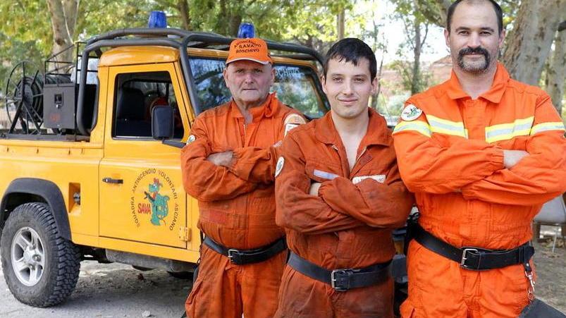 Da sinistra: Gianluca Lorenzi, Davide Lorenzi e Gabriele Salvadori, presidente del coordinamento dei volontari toscani antincendio boschivo (foto Muzzi)