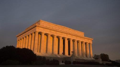 Usa: imbrattato il Lincoln Memorial