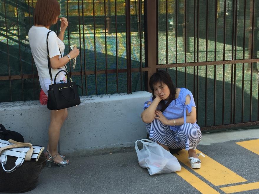 Una donna cinese si accascia alla stazione di San Benedetto, ma il viaggio è ancora lungo