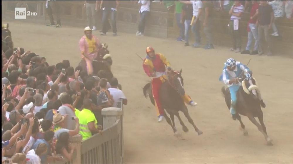 Il momento decisivo: il sorpasso dell'Onda (a destra) sulla Chiocciola (frame dalla diretta Rai)