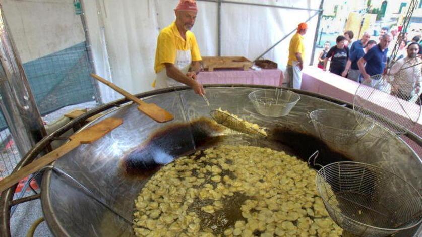 Il padellone della Sagra della patata fritta (Foto Valerio Pagni)