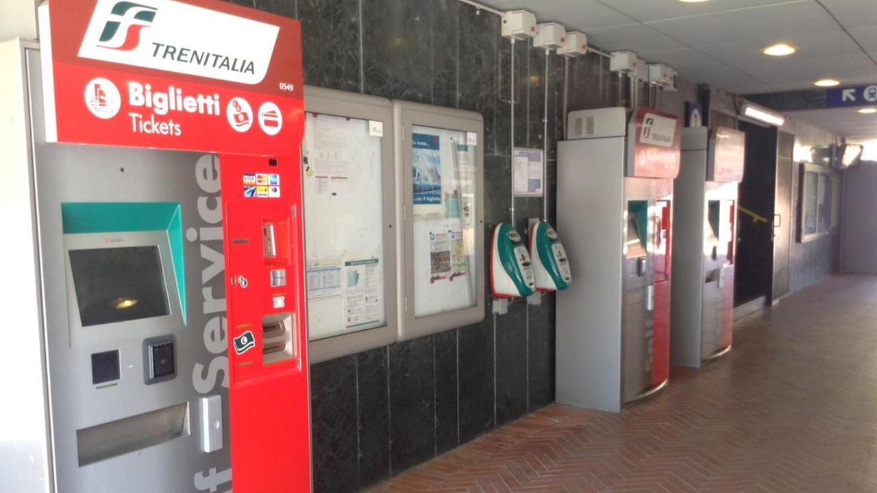 Le bigliettere automatiche fuori servizio della stazione del Serraglio