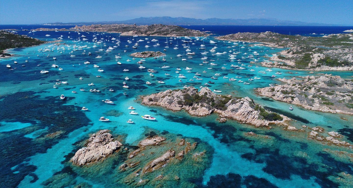 Il Porto della Madonna, La Maddalena, invaso dalle barche il giorno di Ferragosto
