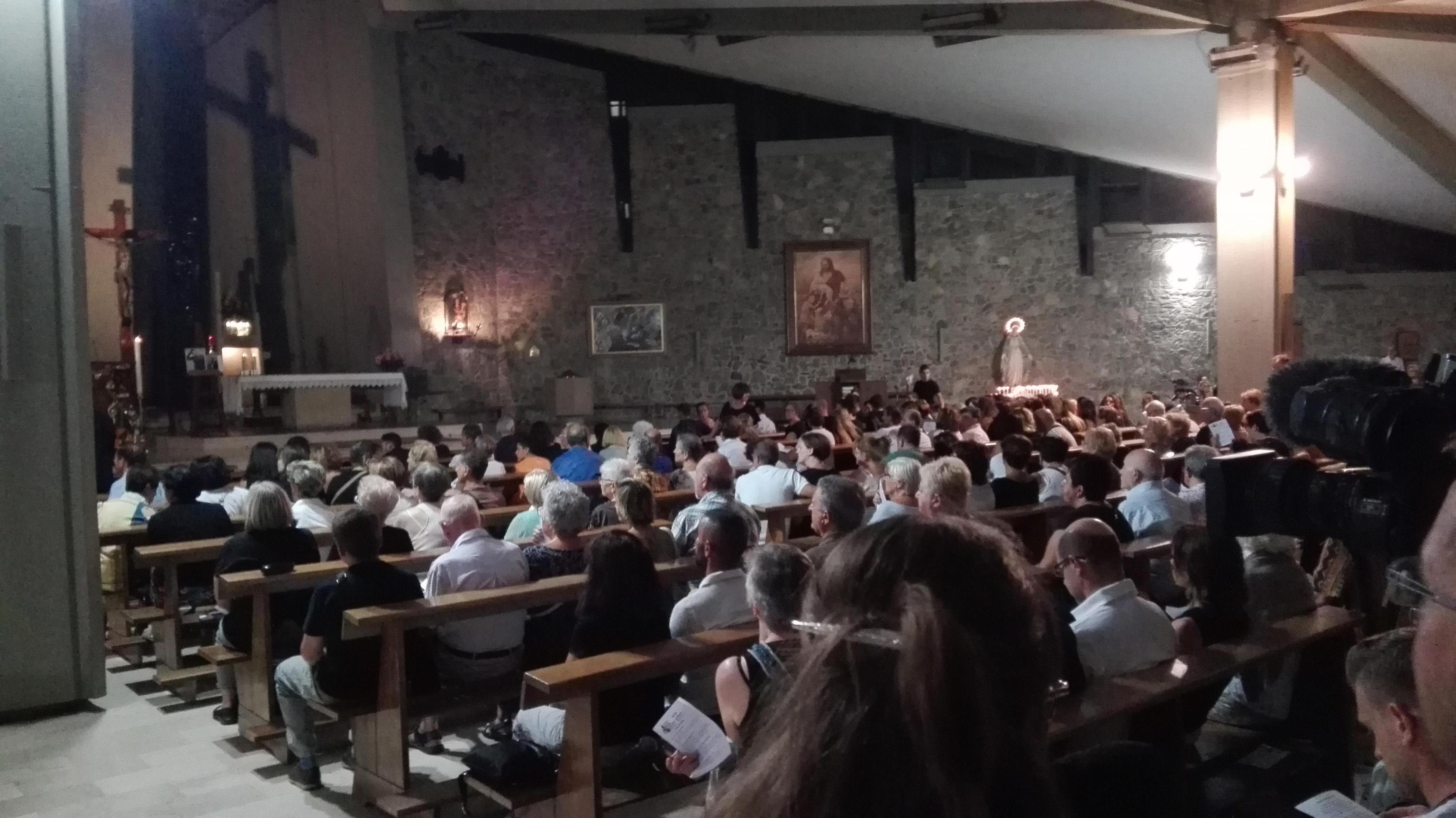 La veglia di preghiera per Niccolò nella chiesa di Scandicci