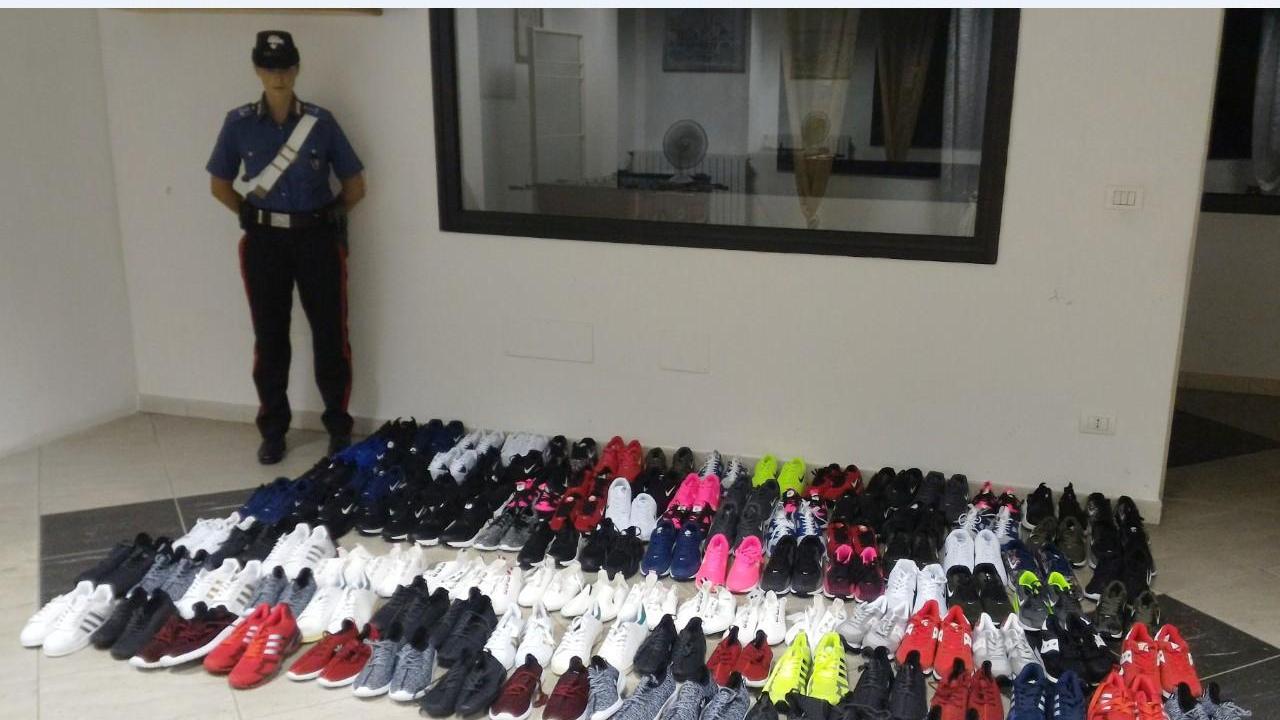 Le scarpe con marchio contraffatto
