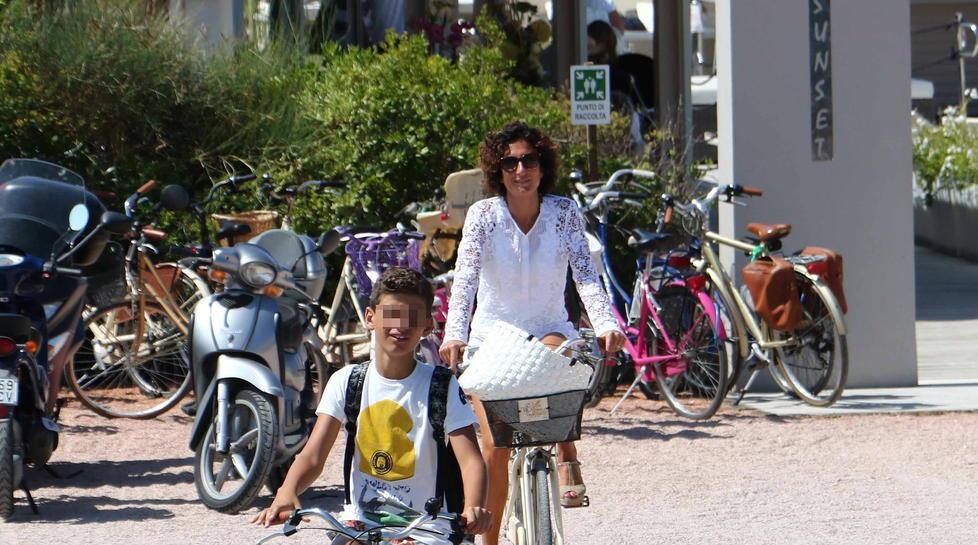 Agnese Renzi in bici al bagno Sunset 