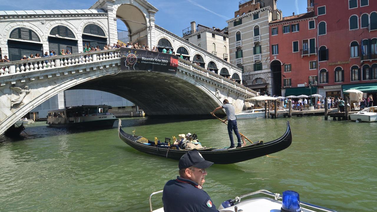 Ladro in trasferta a Venezia acceca bimbo con lo spray