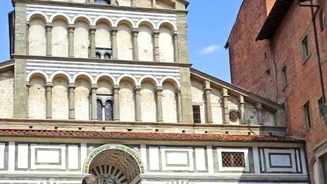 Turisti davanti alla Cattedrale di San Zeno