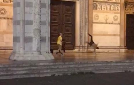 Breakdance sul loggiato di San Martino: multati 