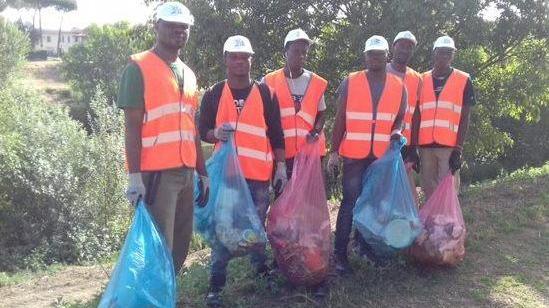 I migranti ripuliscono le sponde dell’Arno