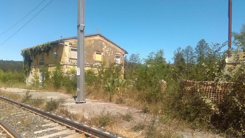 Ancora prigioniero del degrado il passaggio a livello di Acciaiolo 