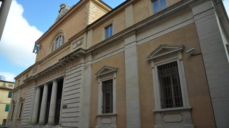 Dodici casi sospetti, gli uffici in allarme