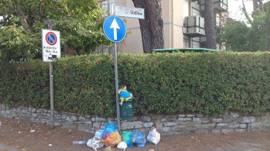 Rifiuti abbandonati agli angoli della strada