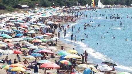 Assalto alle spiagge e raffica di multe alle auto