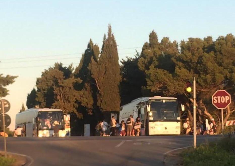 Boom di turisti: soste selvagge e caos viabilità 