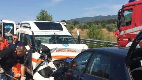 Frontale con l’ambulanza grave la paziente a bordo