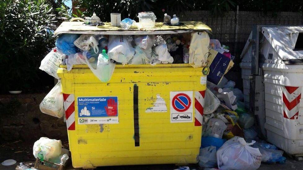 Un turista: «Talamone sommersa dai rifiuti»