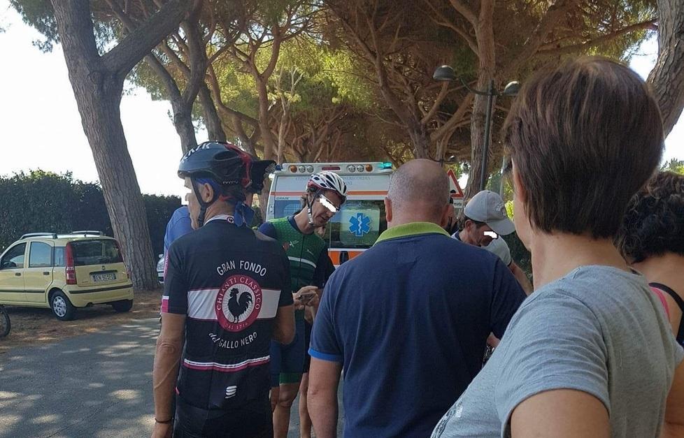 Quattro ciclisti urtati da un’auto 
