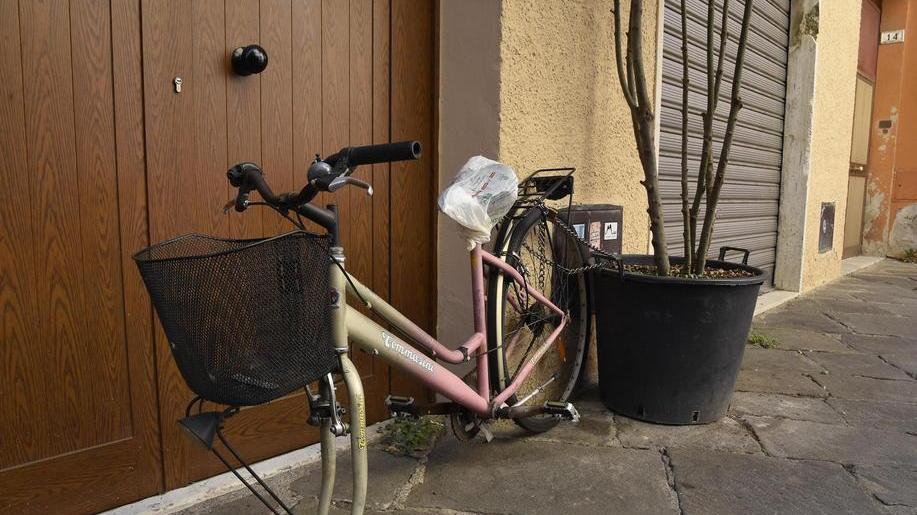 Rubano una bici “a rate” in centro