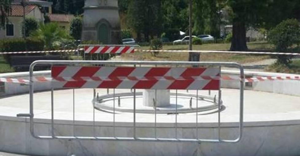 Transennata per sicurezza la vasca del parco alla Villa 