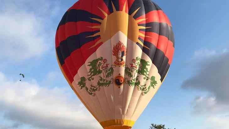In volo la più grande bandiera tibetana