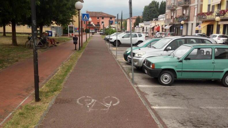 In bici sulla Francigena tra ostacoli e vetri rotti