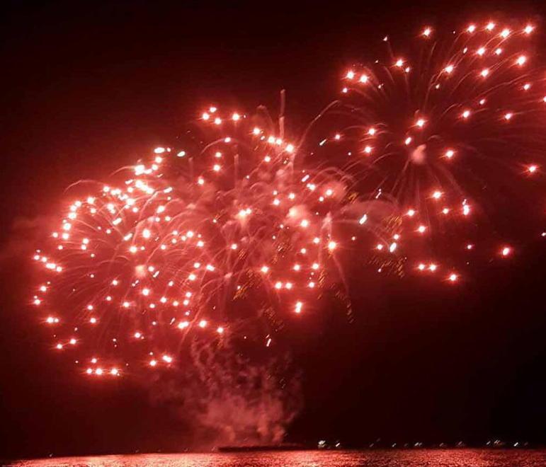 Scoppia un piccolo incendio nella chiatta dei fuochi
