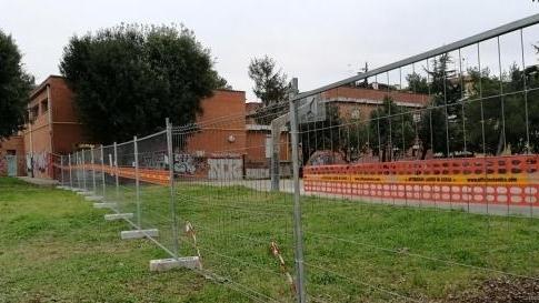 XI Maggio, via l’amianto prima che tornino i ragazzi