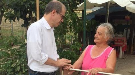 Ganzerli in visita all’82enne che vive in roulotte: «Risolverò»