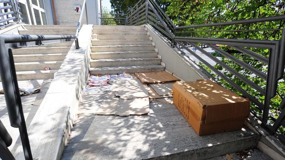 C’è chi bivacca lungo la scalinata dell’istituto Barozzi