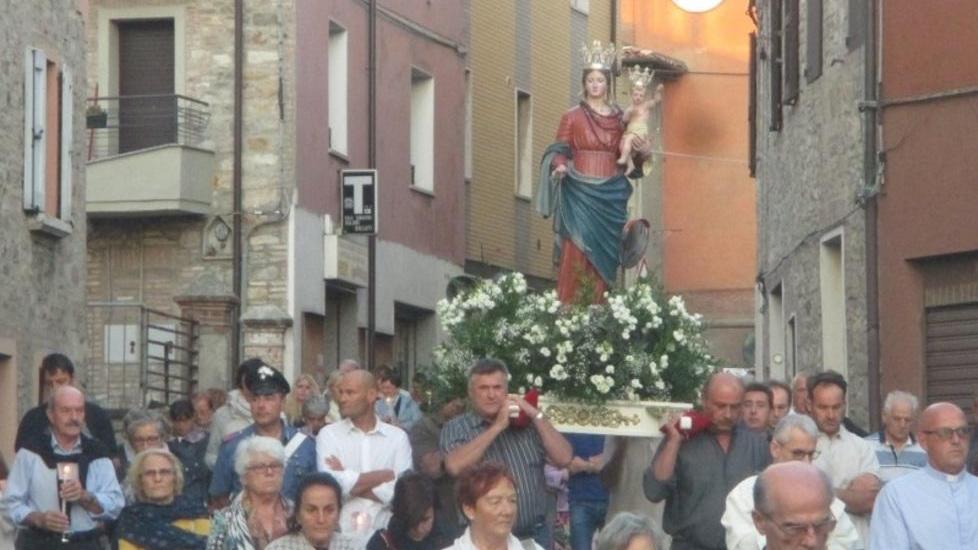 Processione a piedi scalzi Cento fedeli svegli all’alba