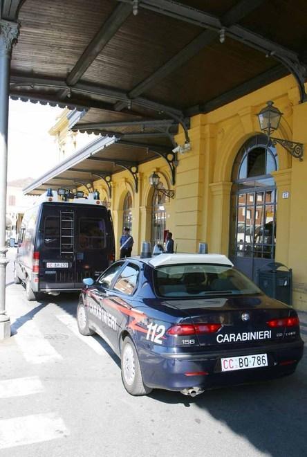 Evade dai domiciliari, preso in stazione