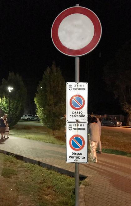 Auto in sosta vietata Ma le multe non si fanno 