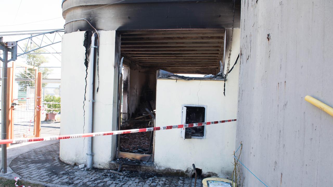 I danni dell'incendio a San Cassiano a Vico (Foto Sernacchioli)