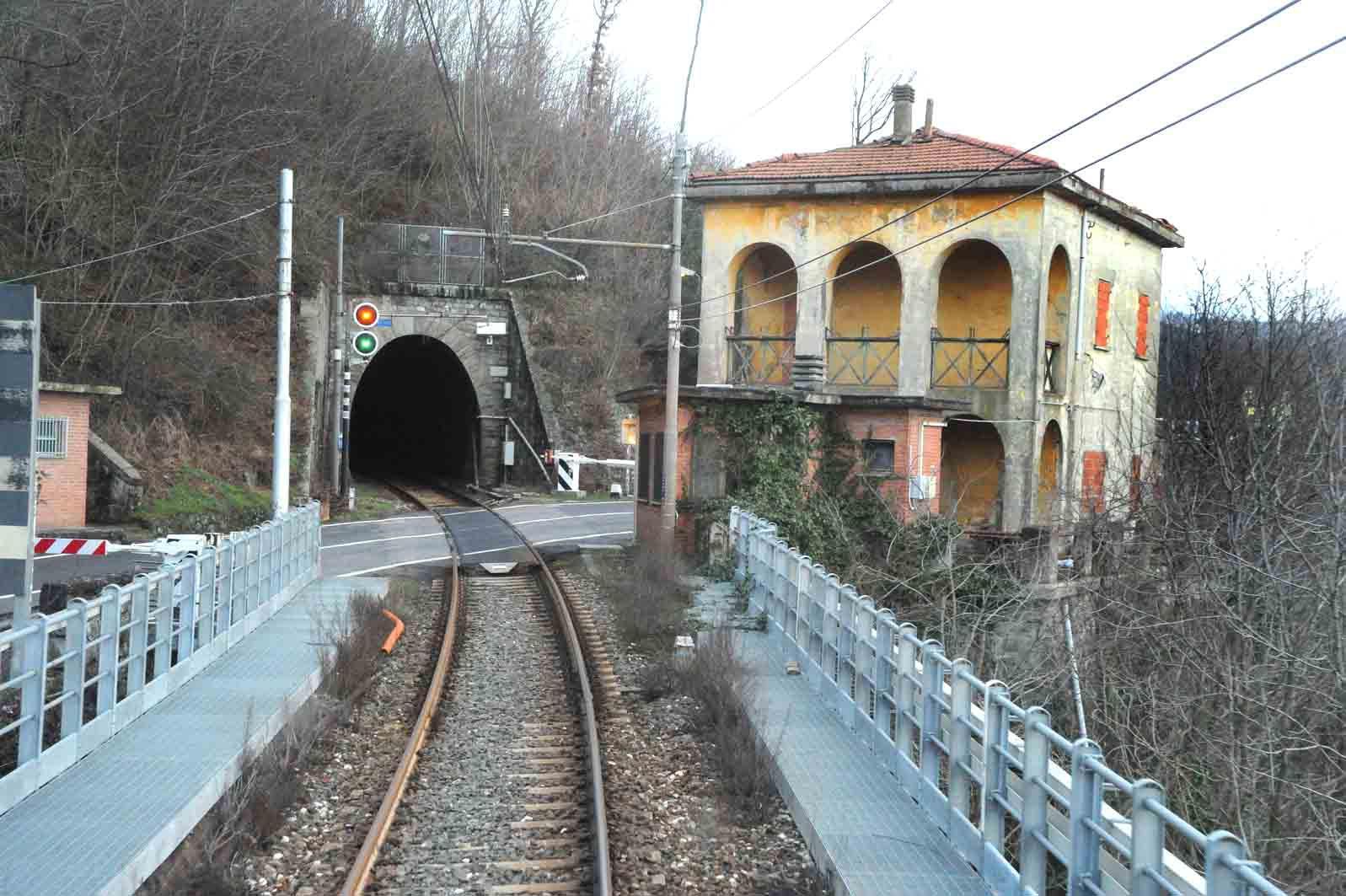 Un tratto di ferrovia Porrettana (foto Gori)