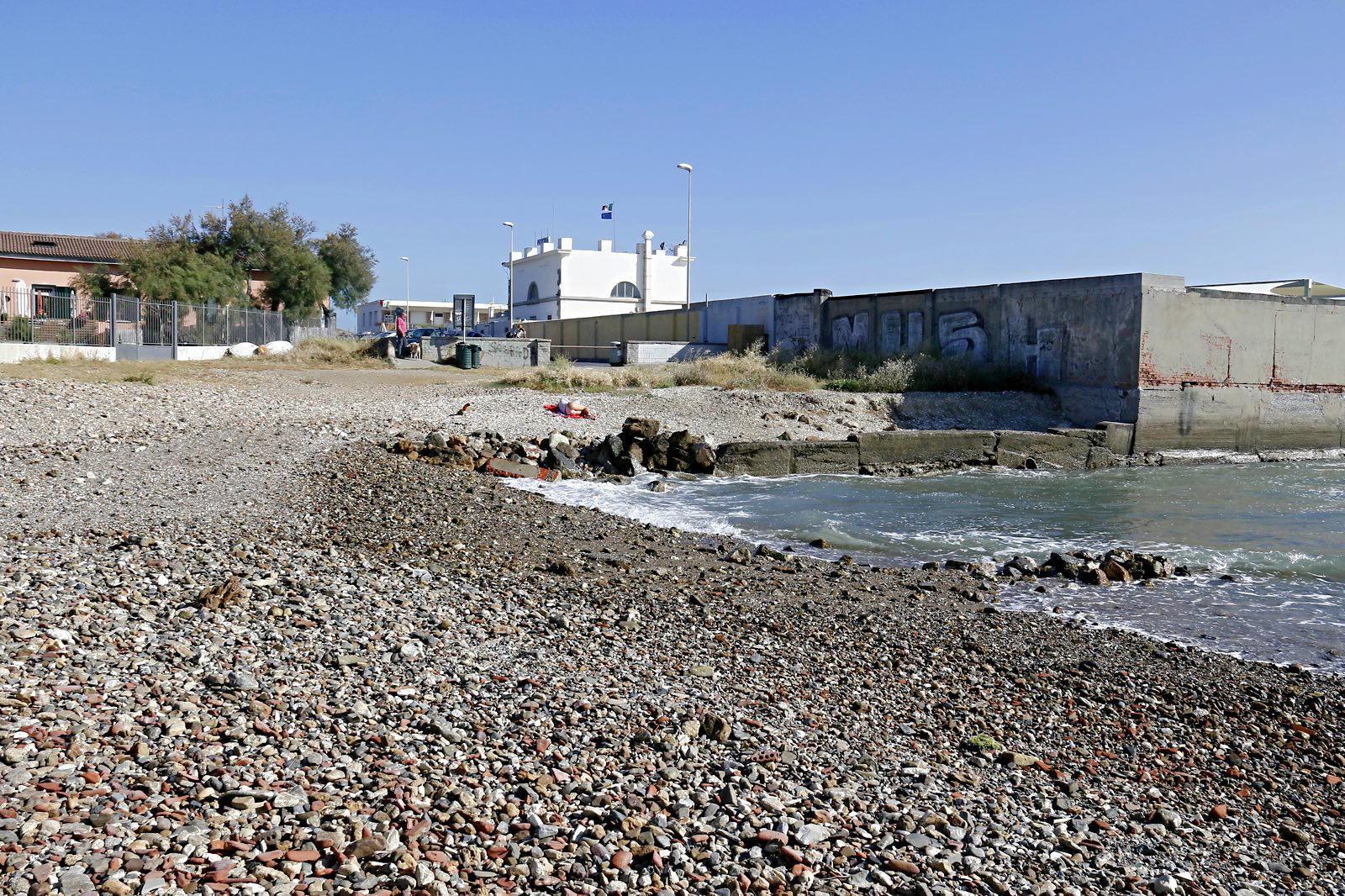 Amianto, controlli sulla spiaggia del Sale dentro e fuori dall'acqua: rimosse lastre e frammenti sospetti