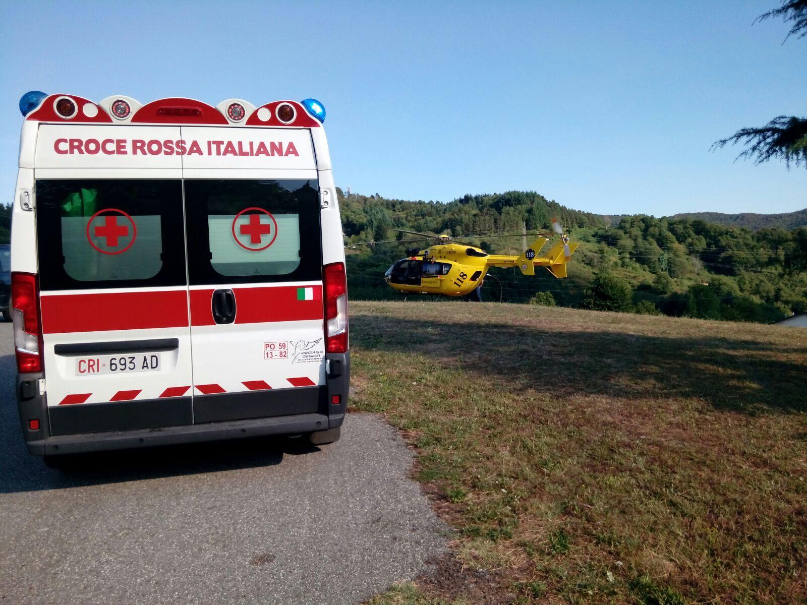 L'ambulanza e l'elicottero che hanno soccorso il ferito