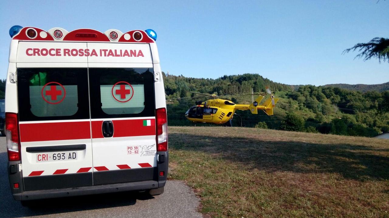 L'ambulanza e l'elicottero che hanno soccorso il ferito