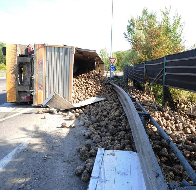 Via Nonantolana, si rovescia un camion di barbabietole 