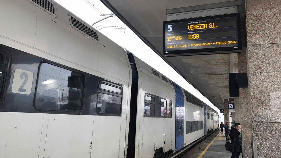Rubano i bagagli a un turista I militari arrestano 2 persone