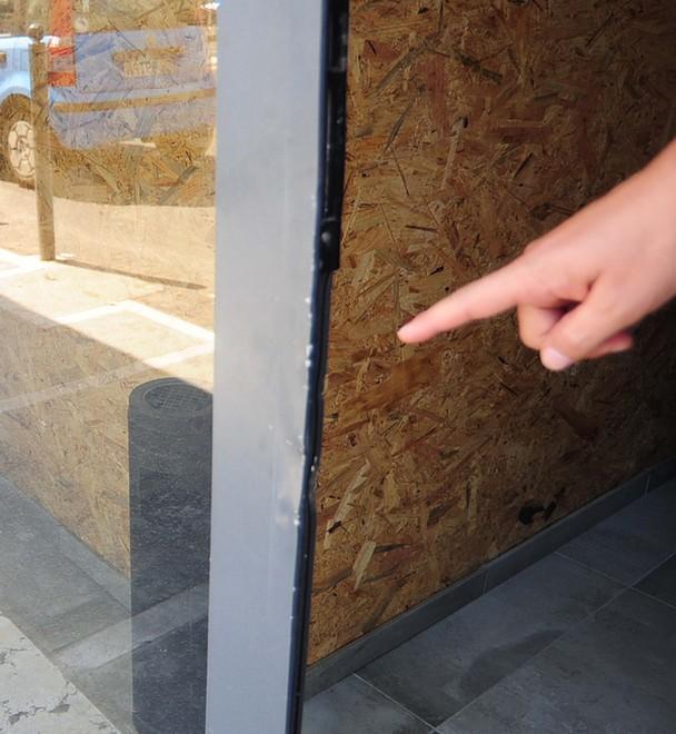 Arrestati mentre forzano l’ingresso di una pizzeria