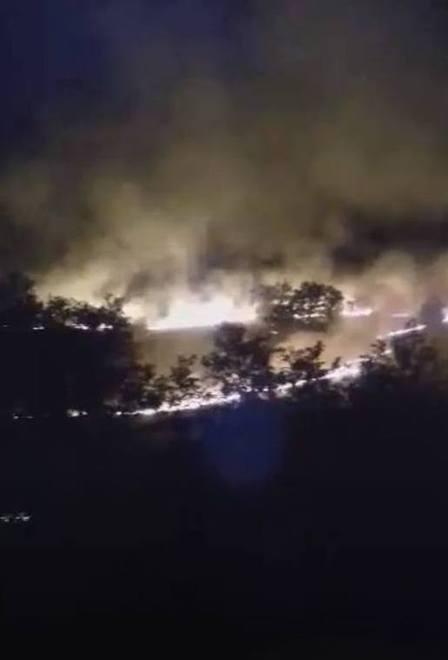 Vento forte e siccità, la montagna brucia 