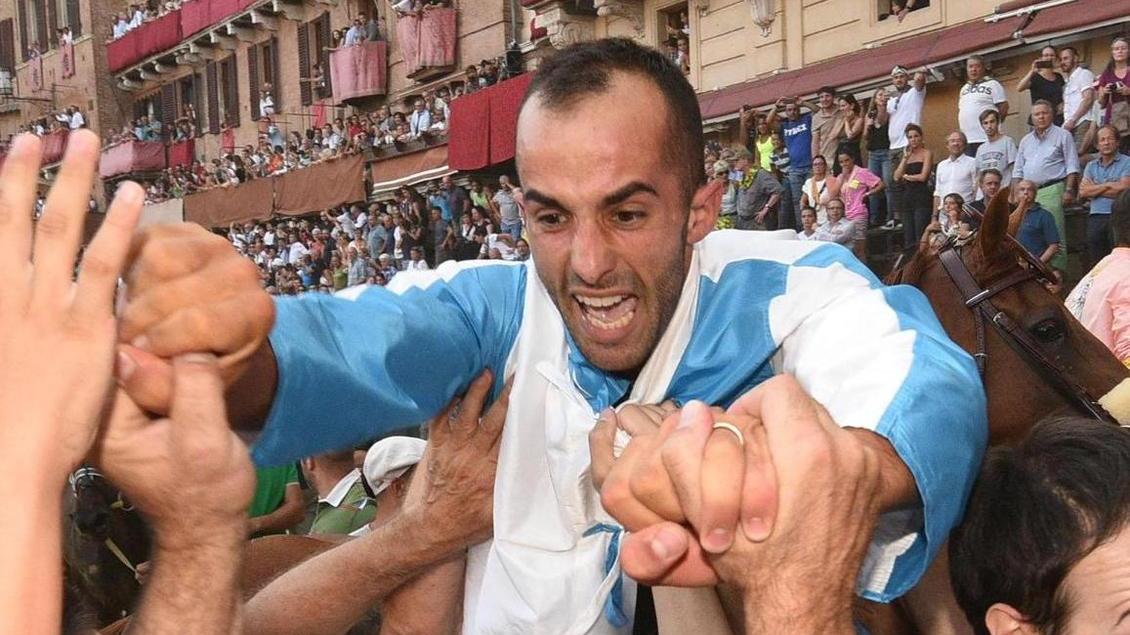 Il fantino di Sindia: «Dedico la vittoria alla mia Sardegna» 